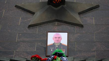 In Wladiwostok wird an einem Denkmal des getöteten Top-Generals Michail Gudkow gedacht. 