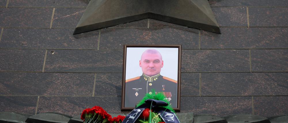 In Wladiwostok wird an einem Denkmal des getöteten Top-Generals Michail Gudkow gedacht. 