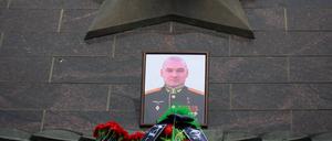In Wladiwostok wird an einem Denkmal des getöteten Top-Generals Michail Gudkow gedacht. 
