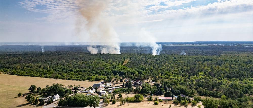Der Wald- und Vegetationsbrand in der Gohrischheide im sächsischen Landkreis Meißen ist weiter nicht unter Kontrolle.