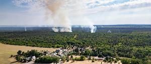 Der Wald- und Vegetationsbrand in der Gohrischheide im sächsischen Landkreis Meißen ist weiter nicht unter Kontrolle.