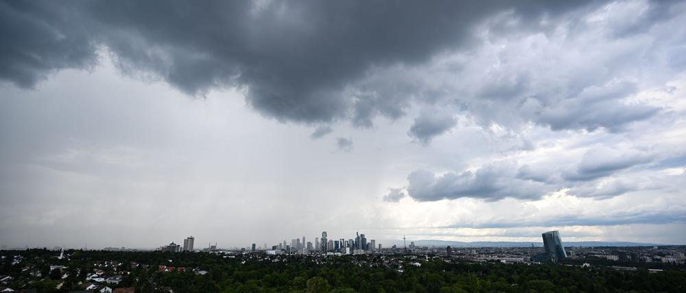 Regen zieht ab Sonntag in Deutschland auf. (Archivbild)