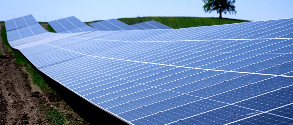 Solarparks wie dieser in der Nähe der Autobahn 95 in Bayern machen knapp ein Drittel der in Deutschland installierten Leistung aus. (Archivbild)