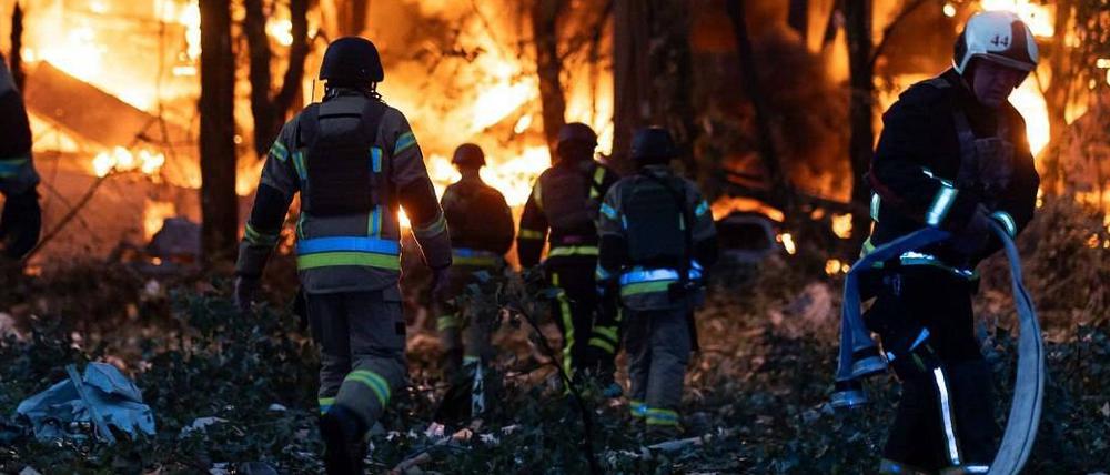 Feuerwehrleute kämpfen gegen das Feuer, das nach einem russischen Luftangriff in Kiew in der Ukraine ausgebrochen ist. 