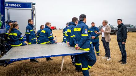 Neben Feuerwehren, sind auch das Technische Hilfswerk (THW) und andere Einsatzkräfte bei den Waldbränden in Thüringen und Sachsen vor Ort.