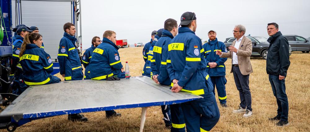 Neben Feuerwehren, sind auch das Technische Hilfswerk (THW) und andere Einsatzkräfte bei den Waldbränden in Thüringen und Sachsen vor Ort.
