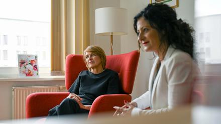 Elke Büdenbender und Sozialsenatorin Cansel Kiziltepe informieren sich gemeinsam über die Beratung für von Gewalt betroffene Frauen in Berlin. 