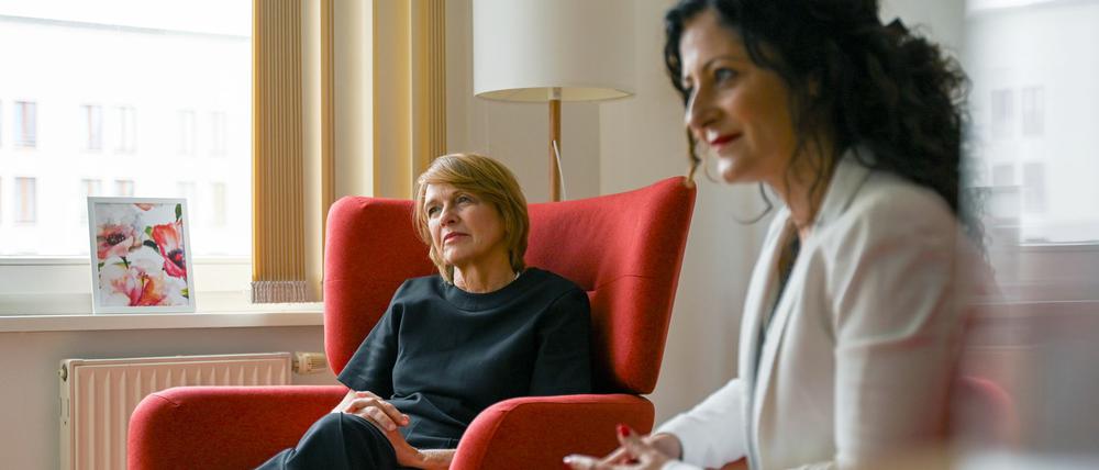 Elke Büdenbender und Sozialsenatorin Cansel Kiziltepe informieren sich gemeinsam über die Beratung für von Gewalt betroffene Frauen in Berlin.