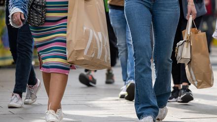 Die Einkaufsstraßen stehen angesichts des Onlinehandels unter Druck - das Land Berlin will mit einem Zehn-Punkte-Plan helfen. (Archivbild)