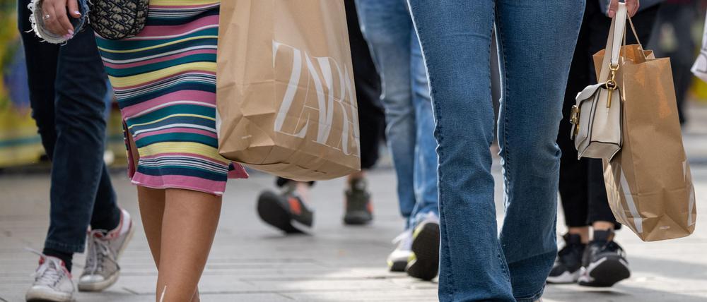 Die Einkaufsstraßen stehen angesichts des Onlinehandels unter Druck - das Land Berlin will mit einem Zehn-Punkte-Plan helfen. (Archivbild)