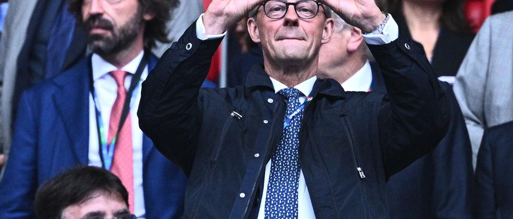 Bundeskanzler Friedrich Merz (CDU) drückt den deutschen Frauen aus der Ferne die Daumen. Ein Stadionbesuch, wir hier beim Champions-League-Finale zwischen Borussia Dortmund und Real Madrid 2024 in London, ist momentan nicht geplant.