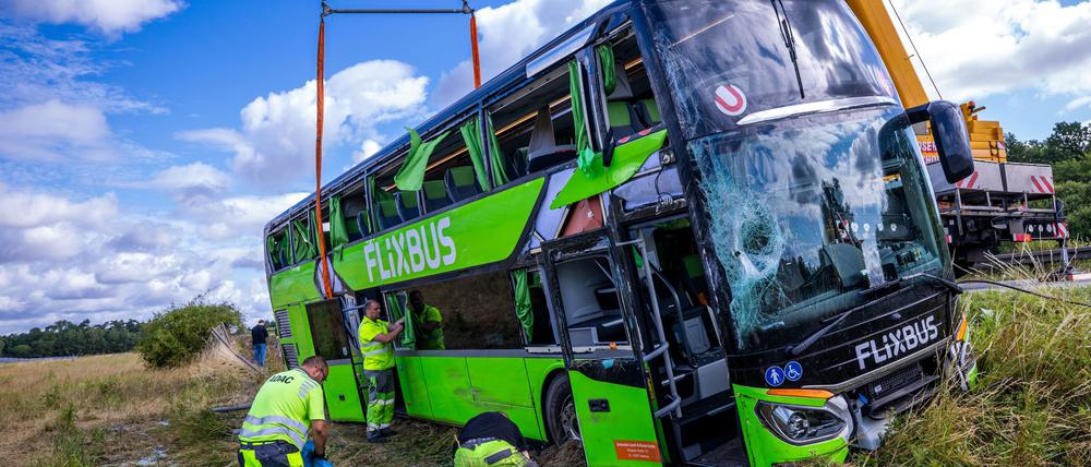 Per Kran sollte der verunfallte Bus geborgen werden.