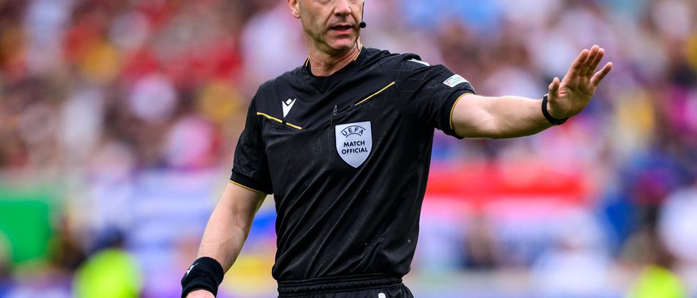 Pikante Ansetzung: Schiedsrichter Anthony Taylor pfeift das Viertelfinalspiel des FC Bayern gegen Paris Saint-Germain.