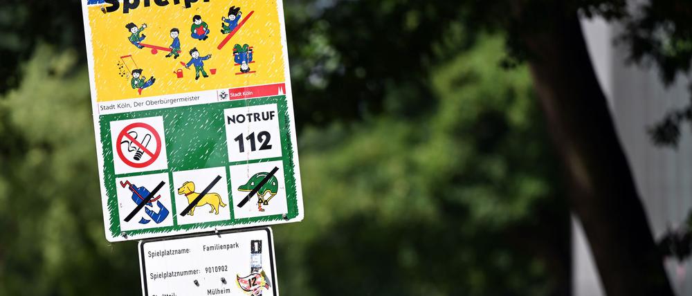 So sehen viele Kölner Spielplatz-Schilder bislang aus - ihre Stunden sind womöglich gezählt. (Archiv)