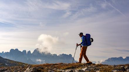 Ein Bergsteiger wandert in den Alpen.
