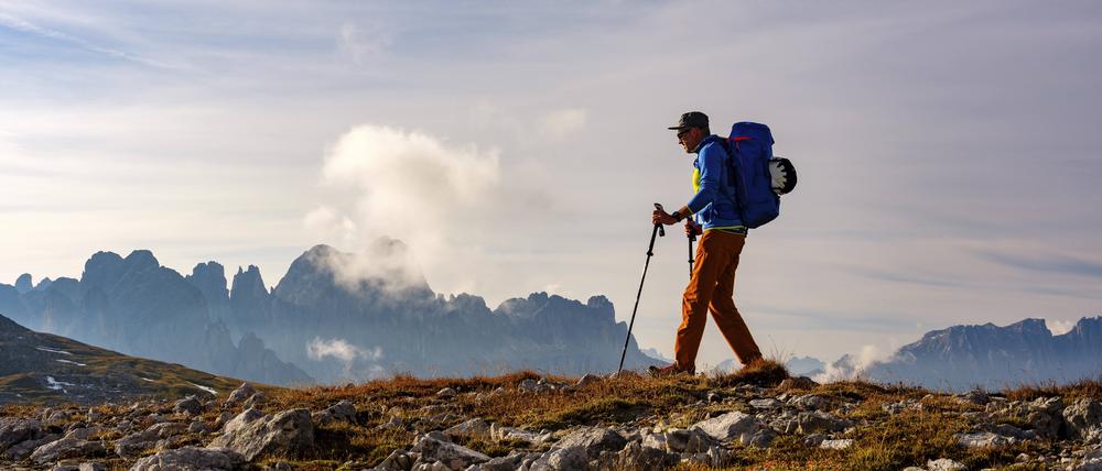Ein Bergsteiger wandert in den Alpen.