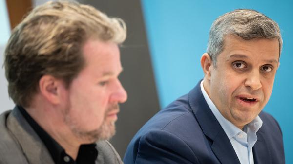  Raed Saleh (r), Vorsitzender der SPD-Fraktion im Abgeordnetenhaus von Berlin, während eines Pressegesprächs neben Dirk Stettner, Vorsitzender der CDU-Fraktion im Abgeordnetenhaus von Berlin.