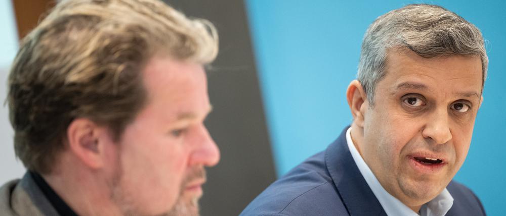 Raed Saleh (r), Vorsitzender der SPD-Fraktion im Abgeordnetenhaus von Berlin, spricht während eines Pressegesprächs neben Dirk Stettner, Vorsitzender der CDU-Fraktion im Abgeordnetenhaus von Berlin.