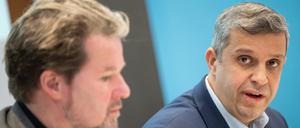 Raed Saleh (r), Vorsitzender der SPD-Fraktion im Abgeordnetenhaus von Berlin, spricht während eines Pressegesprächs neben Dirk Stettner, Vorsitzender der CDU-Fraktion im Abgeordnetenhaus von Berlin.