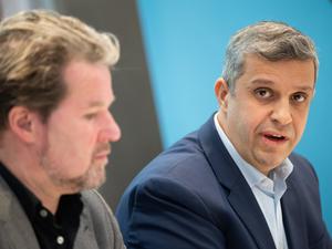  Raed Saleh (r), Vorsitzender der SPD-Fraktion im Abgeordnetenhaus von Berlin, während eines Pressegesprächs neben Dirk Stettner, Vorsitzender der CDU-Fraktion im Abgeordnetenhaus von Berlin.