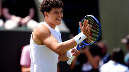 Ben Shelton in Wimbledon feiert seinen Sieg über Rinky Hijikata.