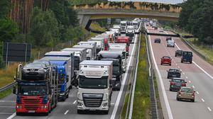 Die Staus an der deutsch-polnischen Grenze sind oft kilometerlang. Hier stauen die Lkw auf der Autobahn A12 in Richtung Polen etwa 10 Kilometer vor dem deutsch-polnischen Grenzübergang.