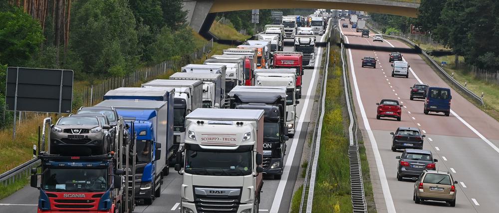 Die Staus an der deutsch-polnischen Grenze sind oft kilometerlang. Hier stauen die Lkw auf der Autobahn A12 in Richtung Polen etwa 10 Kilometer vor dem deutsch-polnischen Grenzübergang.
