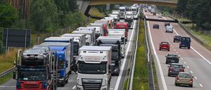 Die Staus an der deutsch-polnischen Grenze sind oft kilometerlang. Hier stauen die Lkw auf der Autobahn A12 in Richtung Polen etwa 10 Kilometer vor dem deutsch-polnischen Grenzübergang.