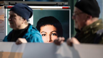 Am Spielfeldrand. Ein Plakat von BSW-Chefin Sahra Wagenknecht bei einer von ihrer Partei organisierten Anti-Kriegs-Demo in Berlin.