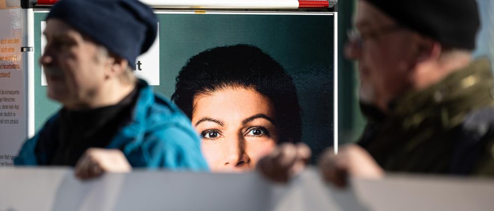 Am Spielfeldrand. Ein Plakat von BSW-Chefin Sahra Wagenknecht bei einer von ihrer Partei organisierten Anti-Kriegs-Demo in Berlin.