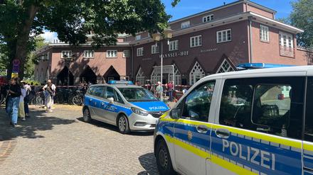 Die Polizei hat am Bahnhof Wannsee großräumig abgesperrt. 