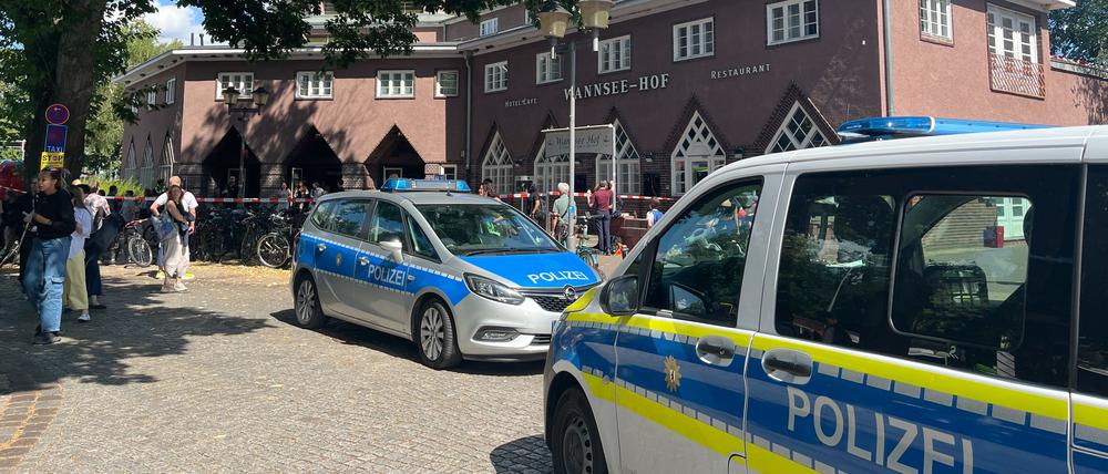 Die Polizei hat am Bahnhof Wannsee großräumig abgesperrt. 