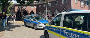 Die Polizei hat am Bahnhof Wannsee großräumig abgesperrt.