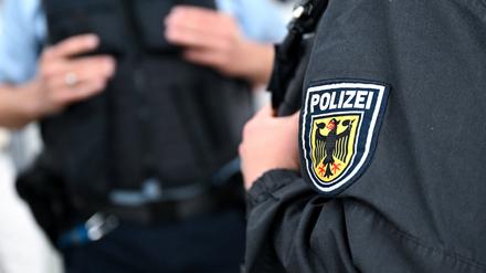 Bundespolizisten stehen am Hauptbahnhof München an einem Bahnsteig (Symbolbild).