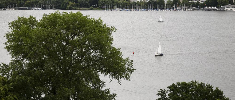 Zwei Segelboote sind auf der Außenalster unterwegs.