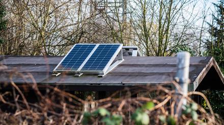 Solarpaneel auf einem Dach eines Schrebergartenhauses.