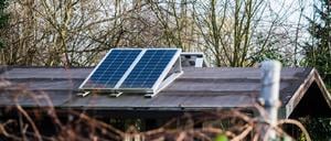 Solarpaneel auf einem Dach eines Schrebergartenhauses.