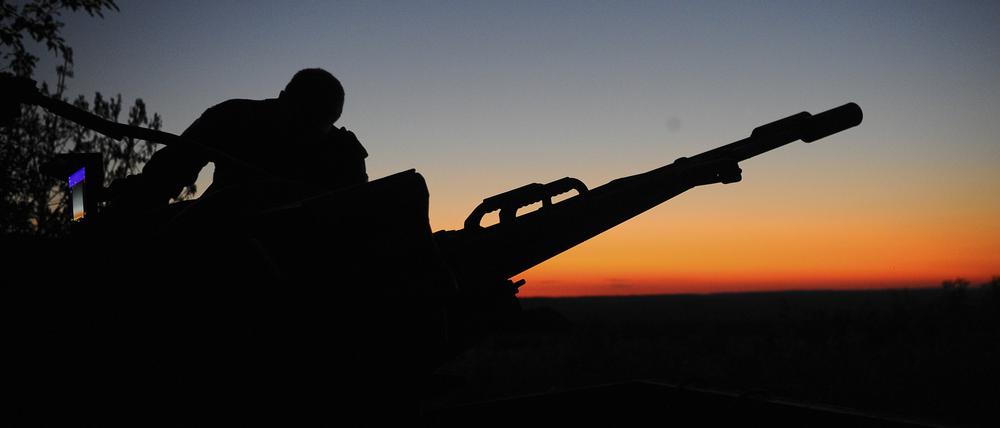 Ein Soldat in der Nähe von Charkiw, Ukraine. 