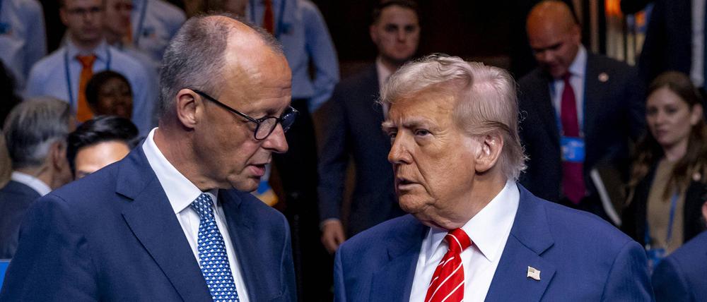 US-Präsident Donald Trump im Gespräch mit Bundeskanzler Friedrich Merz auf dem Nato-Gipfel 2025 in Den Haag (Symbolbild).