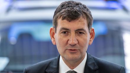Gunnar Kilian, Mitglied des Vorstands der Volkswagen AG, spricht im Volkswagen-Bildungsinstitut in Zwickau (Archivbild).