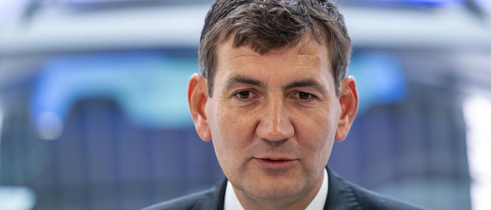 Gunnar Kilian, Mitglied des Vorstands der Volkswagen AG, spricht im Volkswagen-Bildungsinstitut in Zwickau (Archivbild).