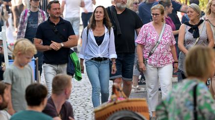 Experiment zur autoarmen Innenstadt. Am Freitagabend war das Straßenfest in der Lindenstraße bereits gut besucht.