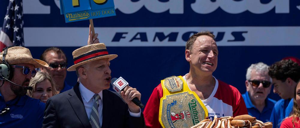 Joey Chestnut (r) schaffte das Comeback beim Hot-Dog-Wettessen,