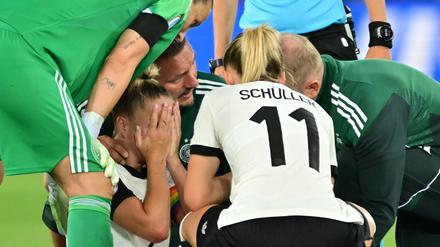 Giulia Gwinn muss verletzt raus.
