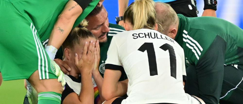 Giulia Gwinn muss verletzt raus.