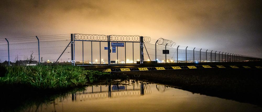 Der Zaun von dem Bremer Flughafen zur Abendstunde. (Symbolbild)