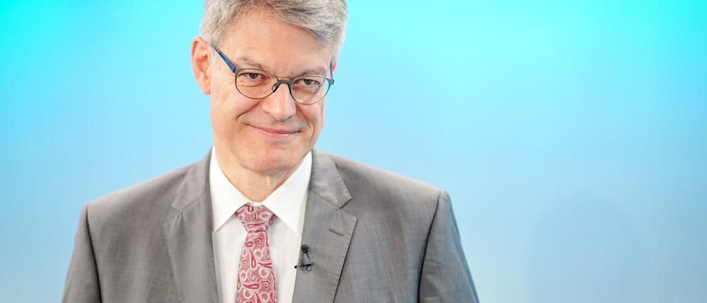 Cannabis am Steuer sieht Verkehrsminister Schnieder (CDU) kritisch.