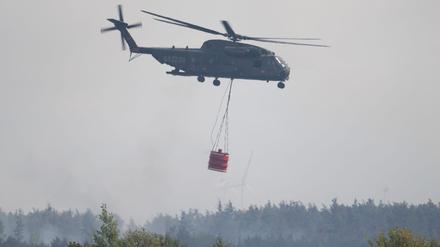 Unterstützung aus der Luft soll mit dem ersten Licht den Kräften am Boden zu Hilfe kommen. 