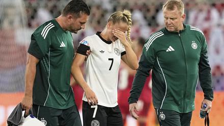 DFB-Kapitänin Giulia Gwinn geht beim EM-Spiel gegen Polen verletzt vom Platz.