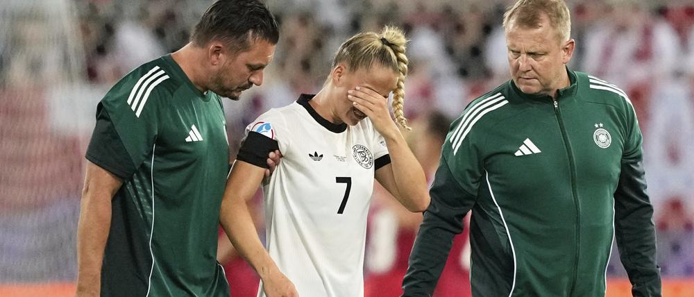 DFB-Kapitänin Giulia Gwinn geht beim EM-Spiel gegen Polen verletzt vom Platz.
